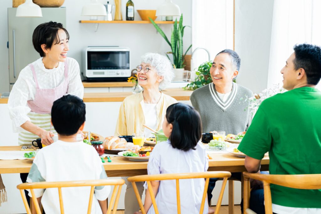 三世代で食事を楽しむ家族